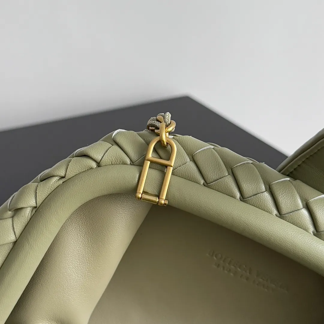 Batch 1880 BOTTEGA VENETA LAUREN 1980 small clutch bag is new! The small size that many people squat on is finally here. The self-adjustable zipper is a highlight of this bag. After being removed, it can be used as a handbag for important occasions. One bag unlocks two carrying methods at the same time. It is practical and has a unique sense of structure and beautiful lines. It is more elegant than a small cloud. It is a tribute to the classics and the pursuit of modernity. Style number: 804038 Size: 27*15*8cm